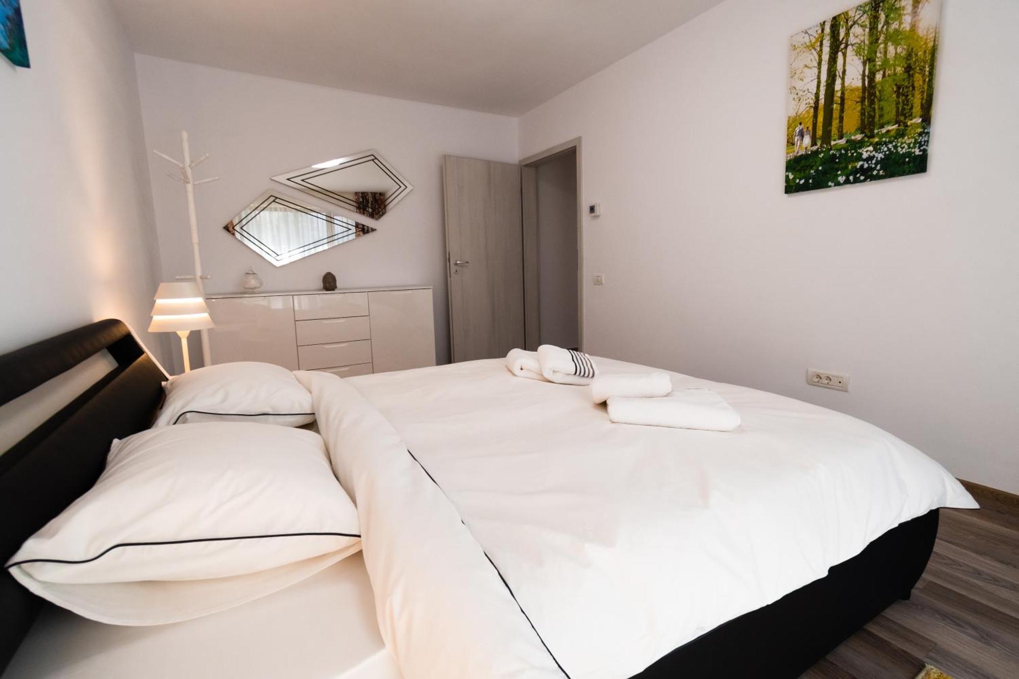 Transylvanian Apt. W/ Lrg. Terrace And Parking - Karpatenhaus Brasov Luaran gambar