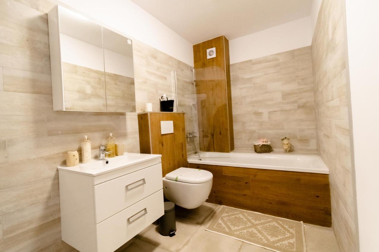 Transylvanian Apt. W/ Lrg. Terrace And Parking - Karpatenhaus Brasov Luaran gambar