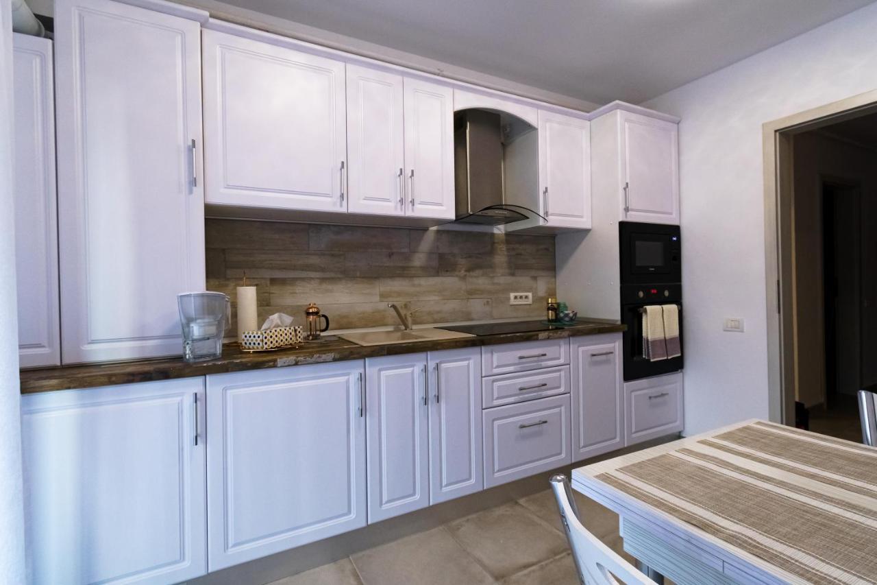 Transylvanian Apt. W/ Lrg. Terrace And Parking - Karpatenhaus Brasov Luaran gambar