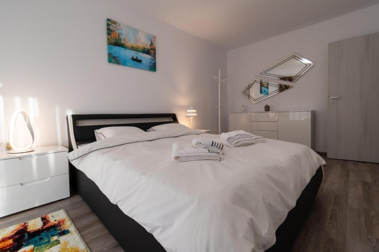 Transylvanian Apt. W/ Lrg. Terrace And Parking - Karpatenhaus Brasov Luaran gambar
